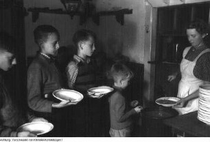 Altenberg, Zinnwald, Klügelhütte. Berliner Kinder zur Erholung auf der Hütte - Aktion der Volkssolidarität, um 1947