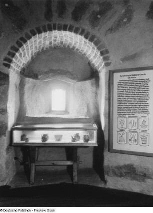 Bautzen. Alte Wasserkunst (1558; W. Röhrscheidt ). Ausstellungsraum mit Lausitzer Keramik und Tafel zur Wassernutzung