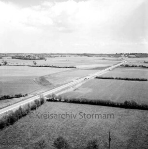 Vogelperspektive: Blick nach Osten vom Getreidesilo der Mühle W. F. Stoltenberg am Bahnhof: Kreisstraße Richtung Eichede mit Resten alter Straßenführung