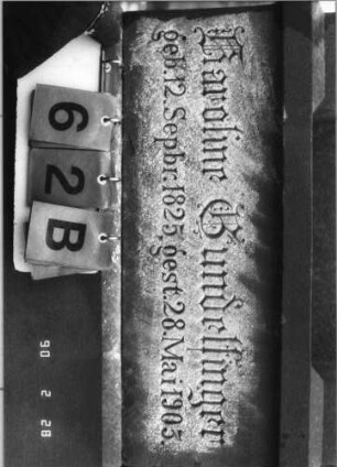 Grabstein 62 (Index: 100114885) Material: Sandstein und polierter Granit Zustand: leicht verwittert im Giebel, Textplatte zerbrochen und repariert Maße HxBxT: 263x74x35 cm Beschreibung: Ädikula mit gestuftem Sockel auf Rustikasockel, überstehender, eingezogener Spitzgiebel mit flachem Dekor, eingesetzte Texttafel Besonderheit: identisch mit Nr. 63: Grabstein 62B