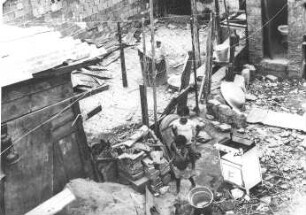 Duque de Caxias (Brasilien). Projekt Vila Ideal. Wohnstätten in einem Elendsviertel. Blick in den Hof