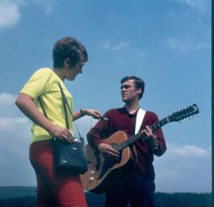 Musiker mit Gitarre bei einer Tonbandaufnahme