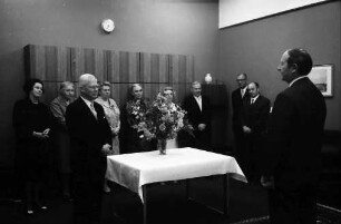 Freiburg: Hotel Stadt Freiburg; Bundesverdienstkreuz für Prof. Max Müller, München überreicht durch Ministerpräsident Filbinger