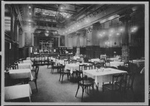 Dresden-Altstadt, Moritzstraße 1b. Restaurant "Löwenbräu" ("Münchner Löwenbräu") im Palais de Saxe. Speisesaal