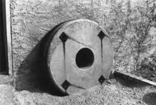 Großkmehlen-Kleinkmehlen. Ehem. Mühle, Mühlstein im Hof