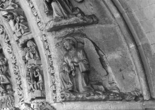 Archivoltenfigur des rechten Portals: Engel mit Weihrauchfässern