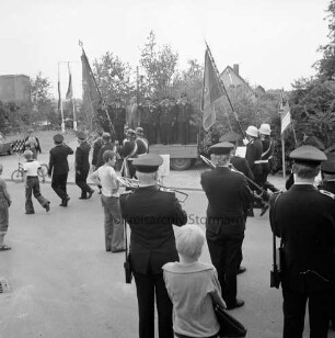 Hamfelde: Amtsfeuerwehrfest und 50-jähriges Jubiläum der Freiwilligen Feuerwehr Hamfelde: Vorbeimarsch der Fahnenträger: im Vordergrund Feuerwehrkapelle