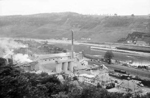 Wellen: Zementwerk und luxemburgisches Ufer