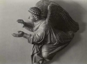Detail: Schwebeengel, den rechten Kreuzbalken haltend