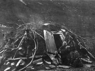 Tromsø, Norwegen. Samenfamilie vor ihrer Erdhütte
