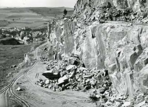 Rambach/Pfalz. Ansicht des Steinbruchs. Hier wird Basalt abgebaut. Im Vordergrund abgesprengtes Gestein