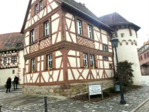 Kurmainzisches Schloß-Ansicht von Nordosten auf Fachwerkgebäude (Riegelbauweise mit vorkragenden Obergeschossen) sowie flankierendem Wehrturm (im ehemaligen Grabenbereich)