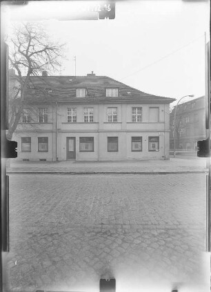 Potsdam, Otto-Nuschke-Straße (Lindenstraße) 46. Wohnhaus. Straßenfront (Teilansicht)
