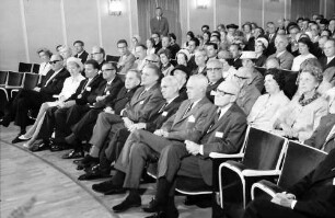 17. Tagung 1967 Chemiker; Eröffnungsfeier: ?, Frau Steurer, Oberbürgermeister Steurer, ?, Otto Hahn, G. Stoltenberg, Harold C. Urey, Lord Alexander Todd of Trumpington, Robert S. Mulliken; 2. Reihe: Werner Forßmann, Adolf Butenandt, Frau Butenandt, Lady Todd of Trumpington; 4. Reihe ganz links: K. Tizian