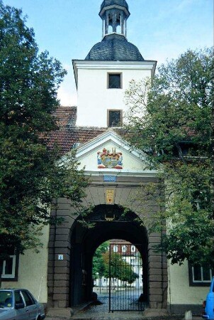 Torhaus mit Einfahrt zum Schloss, Wappenstein und Jahreszahl über Torbogen; Schloss war Jugendwerkhof