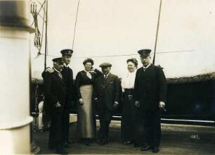 Touristen vor Rettunsgbooten an Deck eines Passagierdampfers, vermutl. Victoria Luise : Bordaufnahmen. Touristen vor Rettunsgbooten an Deck eines Passagierdampfers, vermutl. Victoria Luise