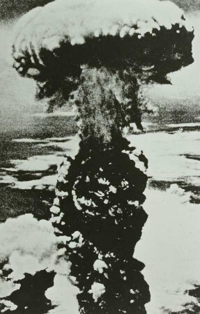 Nagasaki. Aufsteigende Pilzwolke wenige Minuten nach dem Atombomben-Abwurf