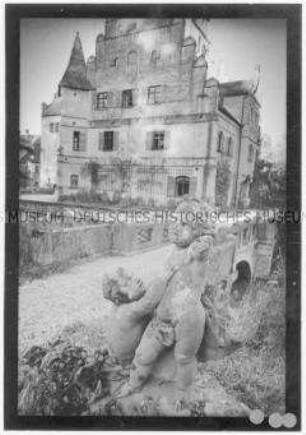 Verfallenes Schloss, im Vordergrund Putten (Altersgruppe 18-21)