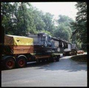 Schwertransport mit Lastwagen "VE Kombinat Deutrans" von Rostock nach Schwedt/Oder