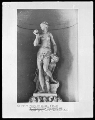 Frauengestalt mit einem Putto?