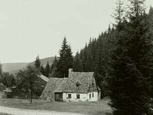 Sankt Joachimsthal (Jáchymov), Eliasschacht westlich des Ortes im Eliasbachtal, Kaue und Scheidebank. Blick nach Südwesten, talabwärts