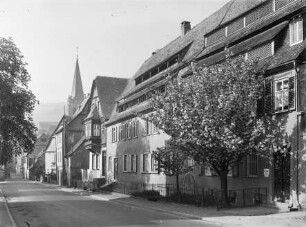 Blick in die Koblenzer Straße in Bacharach mit St. Peter