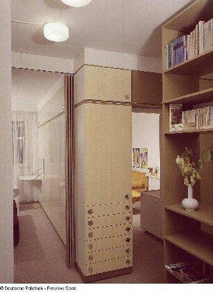 Anbauwand : Wohnzimmermöbel (1973; Hochschule für Kunst und Design Halle (Burg Giebichenstein)). Blick von der Anbauwand ins Schlafzimmer