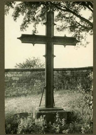 alter Friedhof. Grabkreuz aus Gußeisen für Friedrich Kern