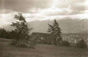 Altes Gehöft : Riesengebirge. Blick über ein Einzelgehöft nach dem Kamm