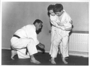 Judounterricht. Judolehrer mit zwei Judoschülern