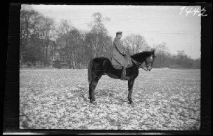 München: Eugen von Frauenholz] zu Pferd ("Hans" oder "Resi") im verschneiten Englischen Garten: Seitenansicht