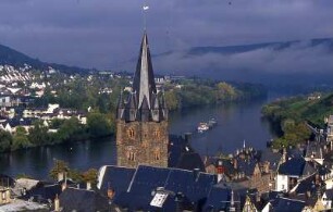 Stadtübersicht von Bernkastel : Landschaft an der Mosel, aufgenommen 2001