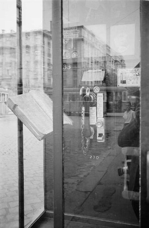 Stadtbild durch die Scheiben einer Telefonzelle