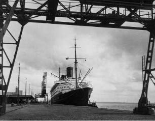 Deutschland. Bremerhaven. Der 1929 in Dienst gestellte turbinengetriebene Schnelldampfer "Bremen" der Reederei Norddeutscher Lloyd am Columbuskai