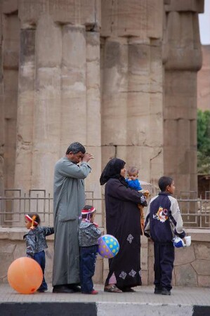 Ägyptische Familie am Luxor-Tempel in Luxor