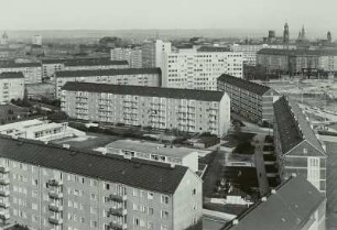 Dresden. Blick vom Hochhaus am Hauptbahnhof (17 Stockwerke) nach Norden über neue Wohnblöcke und den Wirtschaftsrat des Bezirkes in der Mitte, rechts davon das Ringcafé