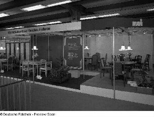 Ausstellungskojen des VEB Möbelkombinat Dresden-Hellerau mit Speisezimmermöbelgarnituren