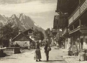 Garmisch. Frühlingsstraße im Sommer. Straßenszene. Blick gegen Zugspitze