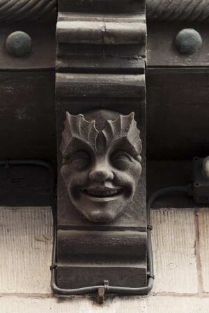 Holzkonsole mit Maske