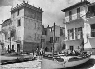 Ein Fischerdorf an der ligurischen Küste, bezeichnet auch als italienische Riviera. Die Häuser sind bis an den Strand gebaut. Fischerboote liegen im Sand