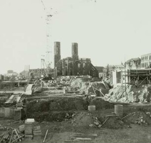 Dresden, Aufbaugebiet Ernst-Thälmann-Straße (heute: Wilsdruffer Straße), Nordseite, Blick auf die Baugrube von Osten. Blick zur Ruine der Sophienkirche