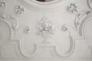Decke der ehemaligen Bibliothek — Blumenvase und Akanthusornament