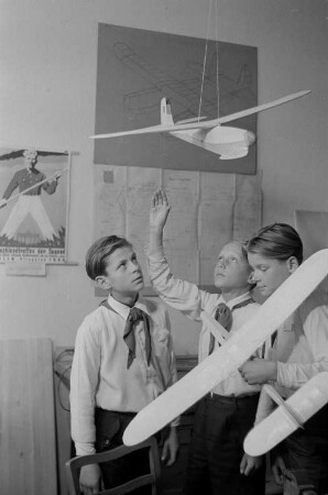 Haus der Kinder: Junge Pioniere beim Segelflugzeugbau und an einer Bohrmaschine : Pioniere bei der Konstruktion eines Modellflugzeugs