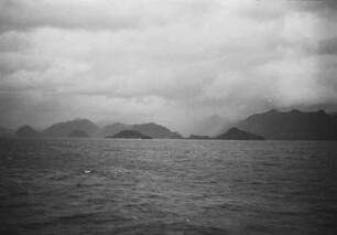 Sumatra-Westküste zwischen Indrapura und Padang : Blick vom Meer auf eine Küstenlandschaft