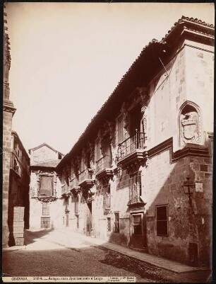 Madraza de Granada (Altes Rathaus), Granada: Schrägansicht auf die Straßenfassade