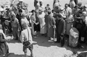 Reisefotos Orient. Touristen beim Landgang. Während der Vorführung eines Schlangenbeschwörers