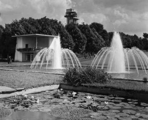 Essen. 2. Große Ruhrländische Gartenbau-Ausstellung, Grugapark, Mai bis Oktober 1952. Seerosenteich mit Blick auf zwei Springbrunnen