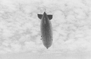 Reisefotos Brasilien. Luftschiff "Graf Zeppelin" (LZ 127) über dem Passagierschiff Monte Rosa