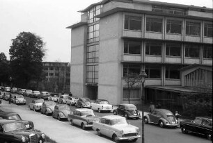 Freiburg: Uni-Bauten, Chemisches Institut vom Hörsaal, mit großer Autoanfahrt zum Kongress (Hellige), Ausschnitt