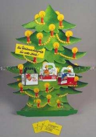 Werbeaufsteller mit Werbeaufdruck für "ERNTE 23"-, "Peter Stuyvesant"-, "R6"-, "West"- und "ATIKA"-Zigaretten, Weihnachtsbaum
